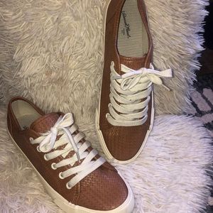 Universal Thread : Pre owned Women's shoe size 9